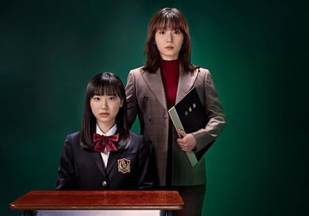 初の教師役に挑む松岡茉優（右）と７年ぶりに民放ドラマに出演する芦田愛菜