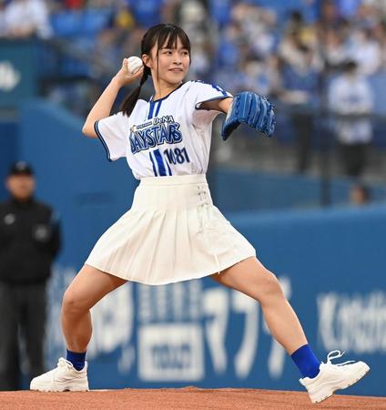 　始球式をする百川晴香（撮影・田中太一）