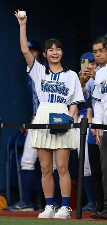 　始球式前、手を振る百川晴香（撮影・田中太一）