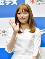 　笑顔で手を振る川口春奈（撮影・西岡正）