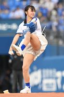 　始球式をする百川晴香（撮影・田中太一）