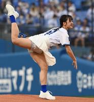 　始球式をする百川晴香（撮影・田中太一）