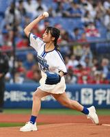 　始球式を務める百川晴香（撮影・金田祐二）