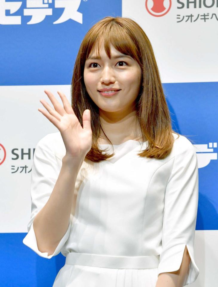 　笑顔で手を振る川口春奈（撮影・西岡正）