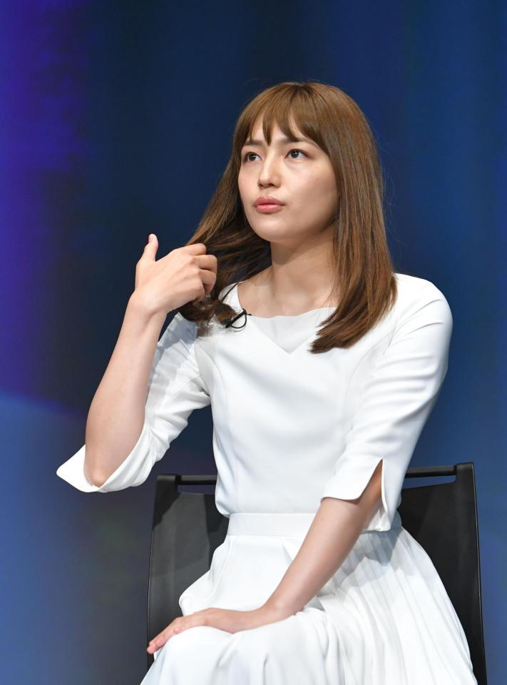 　新ＣＭ発表会でトークする川口春奈（撮影・西岡正）