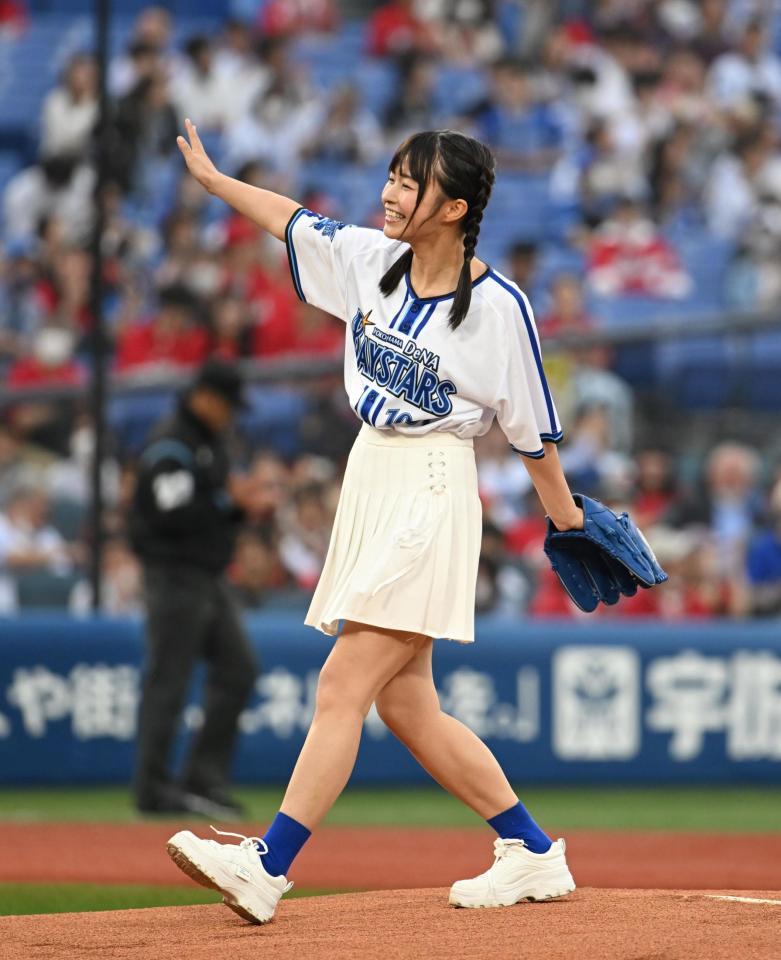 　始球式を務める百川晴香（撮影・金田祐二）