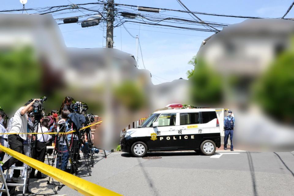 　市川猿之助の自宅周辺には警察関係者や報道陣が集まっていた（写真は一部加工しています）