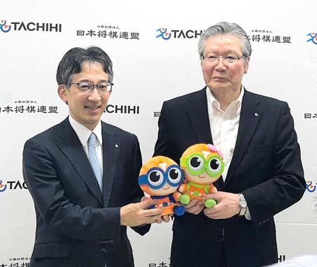 　佐藤康光会長（左）と立飛ホールディングスの村山正道社長