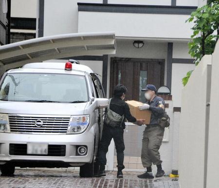 　市川猿之助宅から運び出された段ボールが捜査車両に積み込まれる＝都内（画像を一部加工しています）