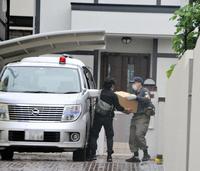　市川猿之助宅から運び出された段ボールが捜査車両に積み込まれる＝都内（画像を一部加工しています）