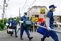 　市川猿之助宅の現場検証に向かう警視庁の捜査員ら