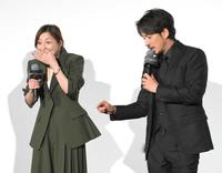 　広末涼子（左）からの手紙で、名前の漢字を間違えられたと暴露する岡田准一（撮影・伊藤笙子）