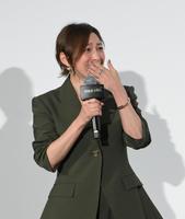 　漢字を間違えたことを岡田准一にわびる広末涼子＝東京・ＴＯＨＯシネマズ日比谷（撮影・伊藤笙子）
