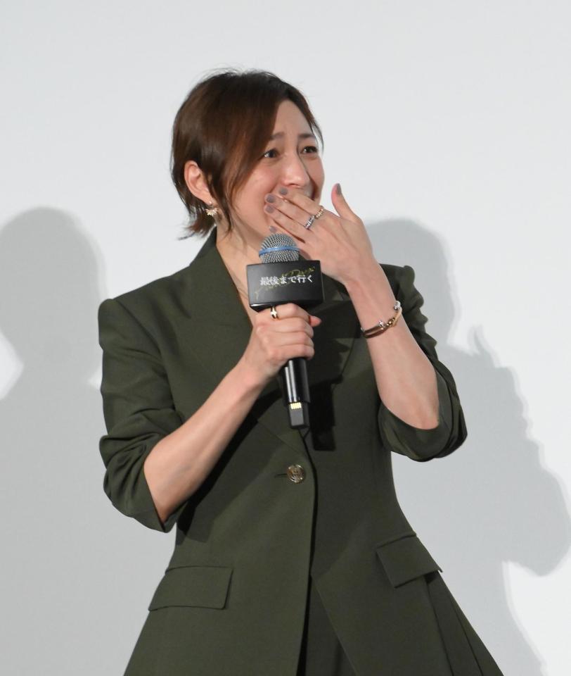 　漢字を間違えたことを岡田准一にわびる広末涼子＝東京・ＴＯＨＯシネマズ日比谷（撮影・伊藤笙子）