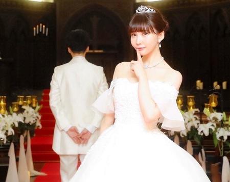 結婚式を挙げた西脇彩華。奥には結婚相手がチラリ