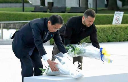 　原爆慰霊碑に献花する岸田首相（左）とウクライナのゼレンスキー大統領