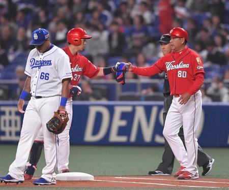 　広島でコーチを務めていた山田和利さん（右）＝２０１９年