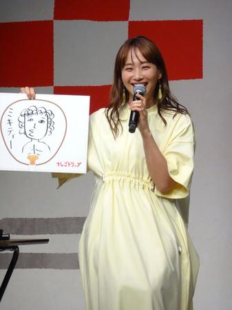 　夫の庄司智春の似顔絵を描き、笑顔で披露する藤本美貴