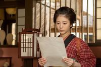 万太郎が店に来ないかと気にする寿恵子（浜辺美波）