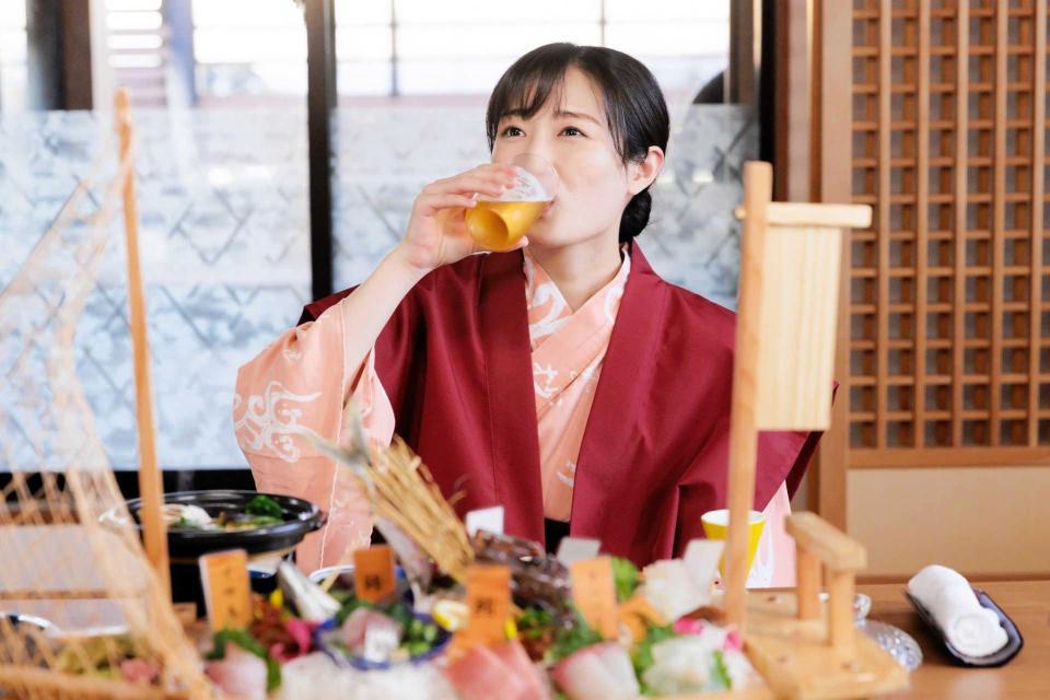 　劇中でビールを飲む主演の武田梨奈（Ｃ）新久千映／コアミックス（Ｃ）２０２３「ワカコ酒７」製作委員会