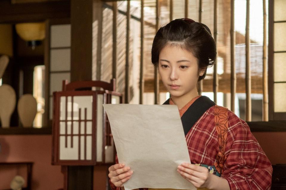 万太郎が店に来ないかと気にする寿恵子（浜辺美波）