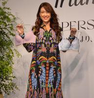 　トリンプの製品を持って撮影に応じたＬｉＬｉＣｏ