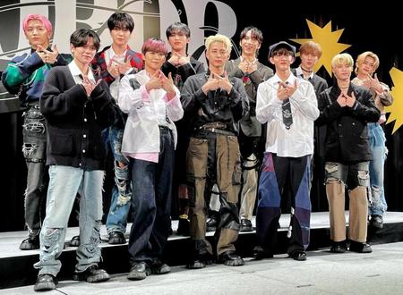 　イベントを行ったＩＮＩの（前列左から）藤牧京介、後藤威尊、西洸人、田島将吾、木村柾哉、（後列左から）高塚大夢、佐野雄大、許豊凡、池﨑理人、尾崎匠海、松田迅