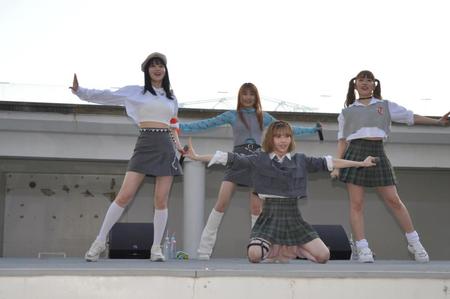 　ミニライブを行った＠ｏｎｅｆｉｖｅ。（左から）ＳＯＹＯ、ＧＵＭＩ、ＭＯＭＯ、ＫＡＮＯ
