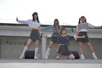 　ミニライブを行った＠ｏｎｅｆｉｖｅ。（左から）ＳＯＹＯ、ＧＵＭＩ、ＭＯＭＯ、ＫＡＮＯ