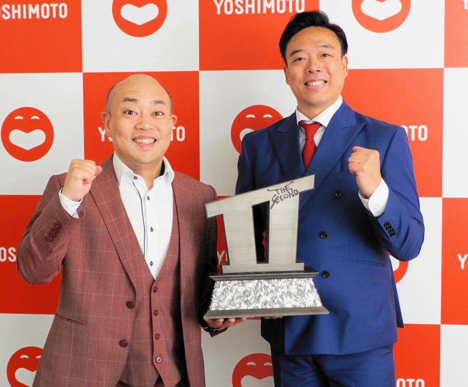 　トロフィーを手に笑顔のギャロップ・林健（左）と毛利大亮