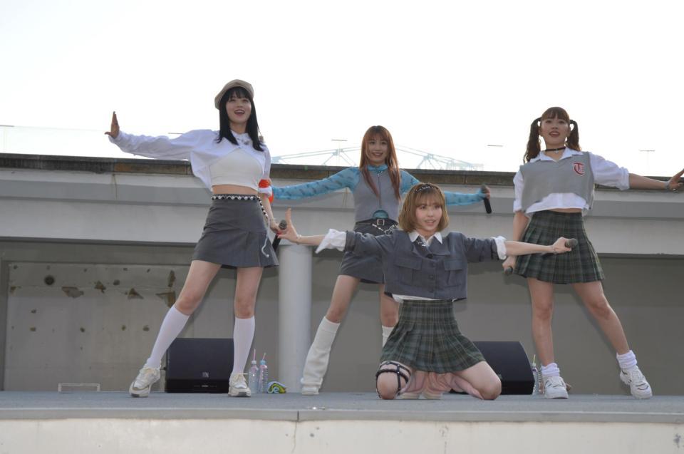 　ミニライブを行った＠ｏｎｅｆｉｖｅ。（左から）ＳＯＹＯ、ＧＵＭＩ、ＭＯＭＯ、ＫＡＮＯ