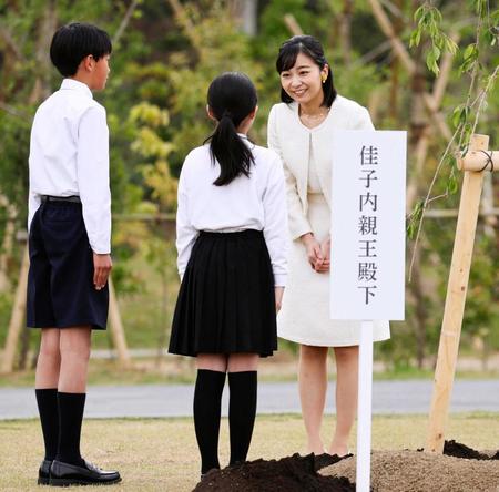 　記念植樹を終え、小学生に声をかけられる秋篠宮家の次女佳子さま