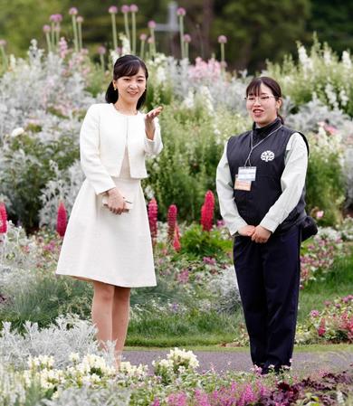 　全国都市緑化祭で大花壇を視察される秋篠宮家の次女佳子さま
