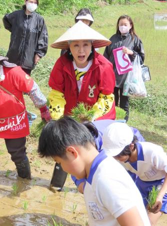 　小学生たちとの田植えに笑みを見せる小林幸子（中央）