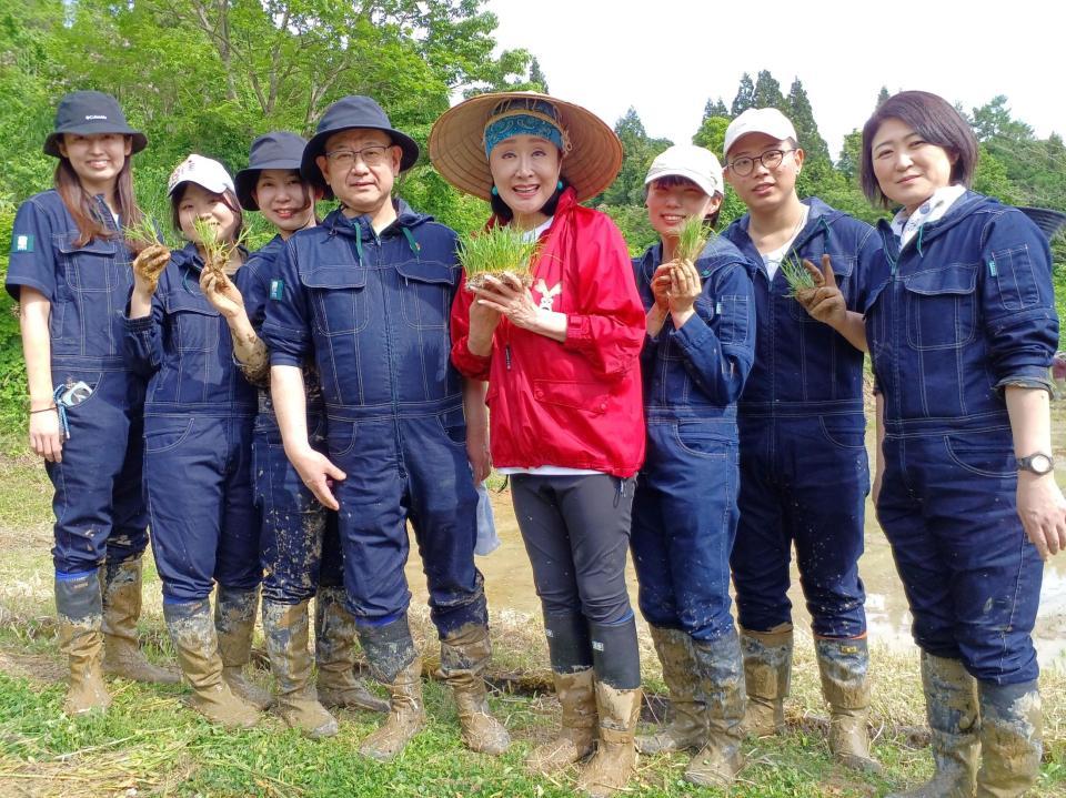 　小林幸子（中央）と一緒に田植えをした東京農業大学の江口文陽学長（左隣）と学生たち