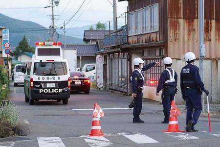 　事件があった現場付近を規制する警察官