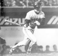 　センターオーバーの同点タイムリーを放つ巨人・大森剛＝１９９０年