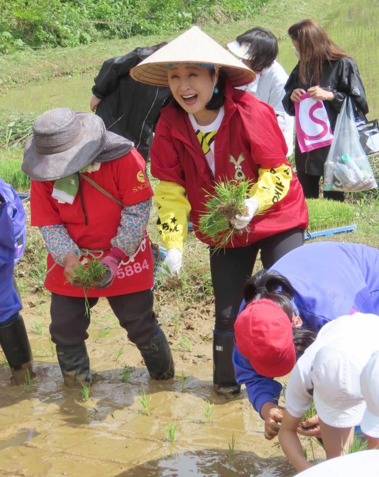 　小学生たちとの田植えに笑顔を見せる小林幸子