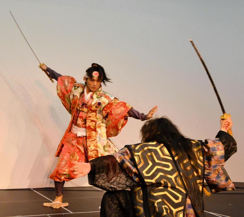 　舞台稽古で殺陣を披露する和田優希