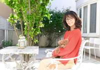 　愛犬のレアくんと憩う柏木由紀子（撮影・棚橋慶太）　