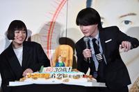 　３０歳を祝うバースデーサプライズのケーキに感激の神木隆之介。左は共演者の杉咲花＝東京・丸の内ピカデリー１（撮影・開出牧）