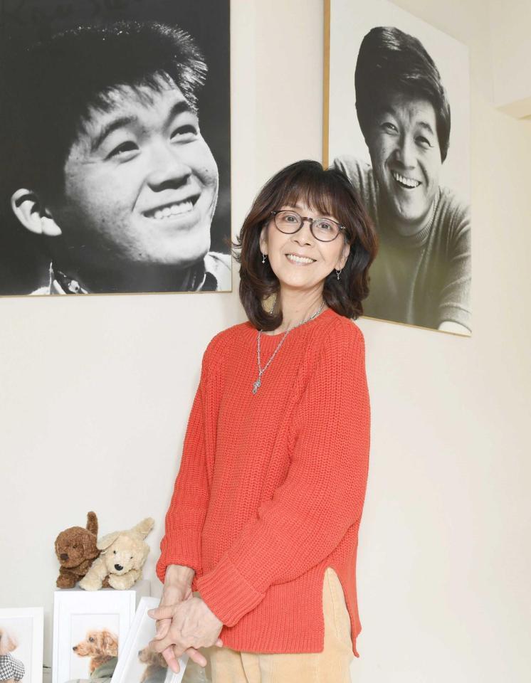 　坂本九さんの写真の前で笑顔を見せる