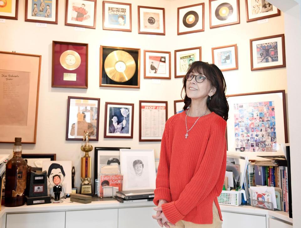 　坂本九さんの思い出の品々を眺める柏木由紀子（撮影・棚橋慶太）