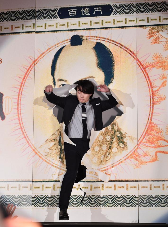 　お札を突き破って登場した神木隆之介＝東京・丸の内ピカデリー１（撮影・開出牧）