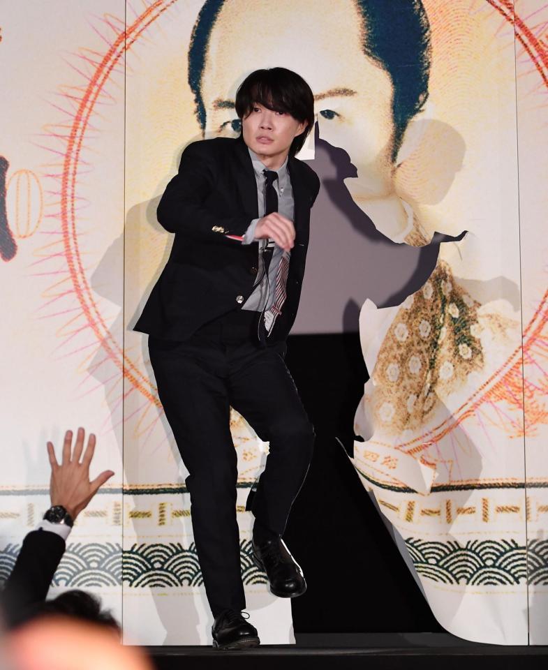 　お札を突き破って舞台あいさつに登場した神木隆之介＝東京・丸の内ピカデリー１（撮影・開出牧）