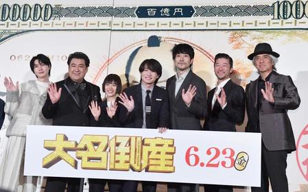 　舞台あいさつを行った（左から）桜田通、小手伸也、杉咲花、神木隆之介、松山ケンイチ、浅野忠信、佐藤浩市＝東京・丸の内ピカデリー１（撮影・開出牧）