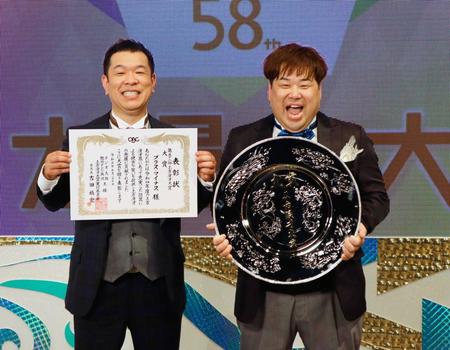 　第５８回上方漫才大賞に選ばれたプラス・マイナスの兼光タカシ（左）と岩橋良昌