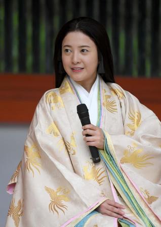 　役衣装で会見する吉高由里子（撮影・北村雅宏）
