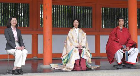　役衣装で会見する（左から）制作統括の内田ゆき氏、吉高由里子、柄本佑（撮影・北村雅宏）