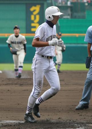 　甲子園で左越えにソロ本塁打を放つ北大津時代の村井さん（２０１０年撮影）
